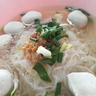 ก๋วยเตี๋ยวลูกชิ้นนายโก บางใหญ่ หน้าร้านทำฟัน