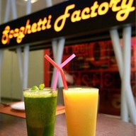 Lemon Mint Smoothies (80฿) / Mango Passion Smoothies (80฿)