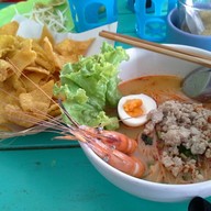 ก๋วยเตี๋ยวต้มยำกุ้งหนักเครื่อง