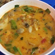 หนวด ข้าวต้มปลา-บะหมี่เกี๊ยว หมู่บ้านธนินทร