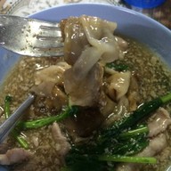 บัวสุวรรณ ราดหน้ายอดผัก