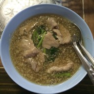 บัวสุวรรณ ราดหน้ายอดผัก