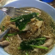 บัวสุวรรณ ราดหน้ายอดผัก