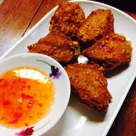 ก๋วยเตี๋ยวลูกชิ้นหมูฮีโร่ ประชานิเวศน์