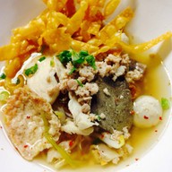 ก๋วยเตี๋ยวลูกชิ้นหมูฮีโร่ ประชานิเวศน์