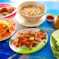 เตี๋ยวเป็ดตุ๋น เตี๋ยวหมูเด้งต้มยำ อาหารตามสั่ง ป้าอ้อยครกยักษ์ ร้านเดียวกันกับขนมปังปิ้ง สั่งเถอะทำไวมากก