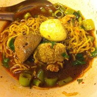 ร้านก๋วยเตี๋ยวน้ำตก ส้มตำ หลัง The Mall งามวงค์วาน