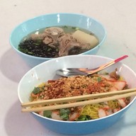 น้ำซุปพร้อมกระดูกหมูชิ้นโต แถมคู่กันมา 40฿