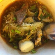 ร้านก๋วยเตี๋ยวน้ำตก ส้มตำ หลัง The Mall งามวงค์วาน