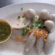 ก๋วยเตี๋ยวลูกชิ้นปลา สี่พระยา