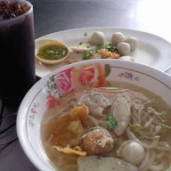 ก๋วยเตี๋ยวลูกชิ้นปลา สี่พระยา