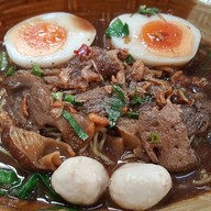 บะหมี่หมูตุ๋นทุกอย่าง พิเศษจ๊ะ