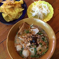 ก๋วยเตี๋ยวเก๊าสะเดา สันติธรรม