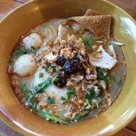 ก๋วยเตี๋ยวเก๊าสะเดา สันติธรรม