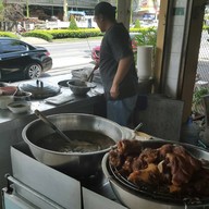 ก๋วยเตี๋ยว “สุนหมูเด้ง” 8ริ้ว 8ริ้ว