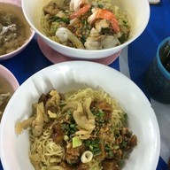 หนวด ข้าวต้มปลา-บะหมี่เกี๊ยว หมู่บ้านธนินทร