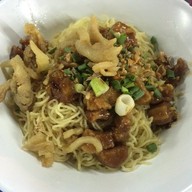 หนวด ข้าวต้มปลา-บะหมี่เกี๊ยว หมู่บ้านธนินทร