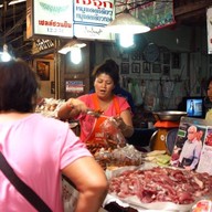 เจ๊จุก หมูทอด แดดเดียว