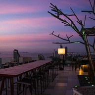 Executive Club Terrace @ Holiday Inn Pattaya