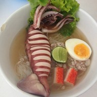 ก๋วยเตี๋ยวต้มยำกุ้งหนักเครื่อง