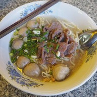 เมนูของร้าน ก๋วยเตี๋ยวเฮียธง ลูกชิ้นเนื้อวัว