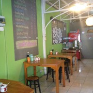 ก๋วยเตี๋ยวเก๊าสะเดา สันติธรรม