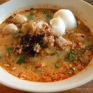 ก๋วยเตี๋ยวเก๊าสะเดา สันติธรรม