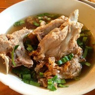 ก๋วยเตี๋ยวเก๊าสะเดา สันติธรรม