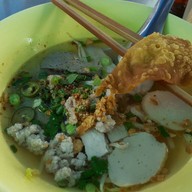 ก๋วยเตี๋ยวลูกชิ้นปลาลุงกับป้าท่าดินแดง