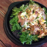 ก๋วยเตี๋ยวคั่วไก่ไข่อบ 50 บาท