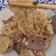 ก๋วยเตี๋ยวเสวยน้อยหลักเมือง