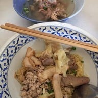 ก๋วยเตี๋ยวเสวยน้อยหลักเมือง