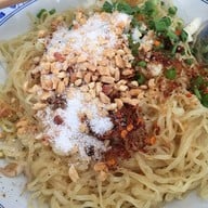 ก๋วยเตี๋ยวเสวยน้อยหลักเมือง