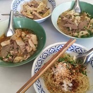 ก๋วยเตี๋ยวเสวยน้อยหลักเมือง