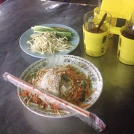 ผัดไทย หอยทอด หน้าโรงหนังเก่า