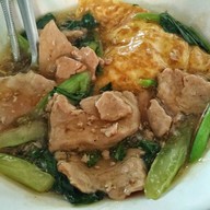 เมนูของร้าน ราดหน้าห่อไข่ ข้าวหมูแดงหมูกรอบ