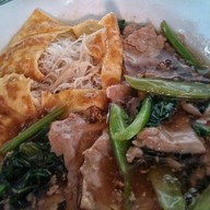 เมนูของร้าน ราดหน้าห่อไข่ ข้าวหมูแดงหมูกรอบ