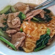 เมนูของร้าน ราดหน้าห่อไข่ ข้าวหมูแดงหมูกรอบ