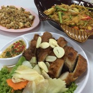 เมนูของร้าน ชม้อยข้าวต้มโต้รุ่ง