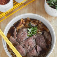 เมนูของร้าน เตี๋ยวเด็ด By ก๋วยเตี๋ยวเนื้อกรอบ หลังการบินไทย