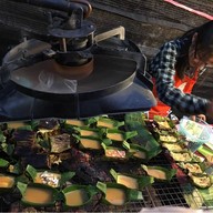 ลุงอินไข่ป่าม ถนนคนเดินท่าแพ