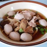 เมนูของร้าน ก๋วยเตี๋ยวสนองลูกชิ้นเนื้อ