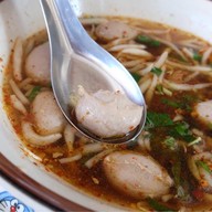 เมนูของร้าน ก๋วยเตี๋ยวสนองลูกชิ้นเนื้อ