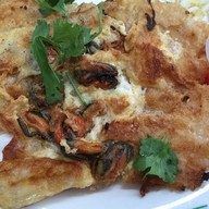 ผัดไทย หอยทอด ตลาดอตก.(เจ๊สมรเจ้าเก่า20ปี)