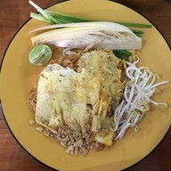 ผัดไทห่อไข่ (ผัดไทกะทะทอง) ถนนขวาง