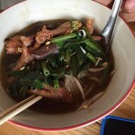 เมนูของร้าน ก๋วยเตี๋ยวไก่ตุ๋นรสเด็ด สูตรคุณปุ๊