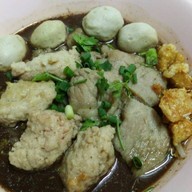 เมนูของร้าน ก๋วยเตี๋ยวราชารสเยี่ยม ถนนสันติสุข