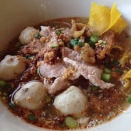 เมนูของร้าน ก๋วยเตี๋ยวแหลมแท่น