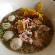 ก๋วยเตี๋ยวแหลมแท่น