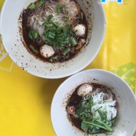 เมนูของร้าน ก๋วยเตี๋ยวเรือไทยแท้ แม่น้องลี